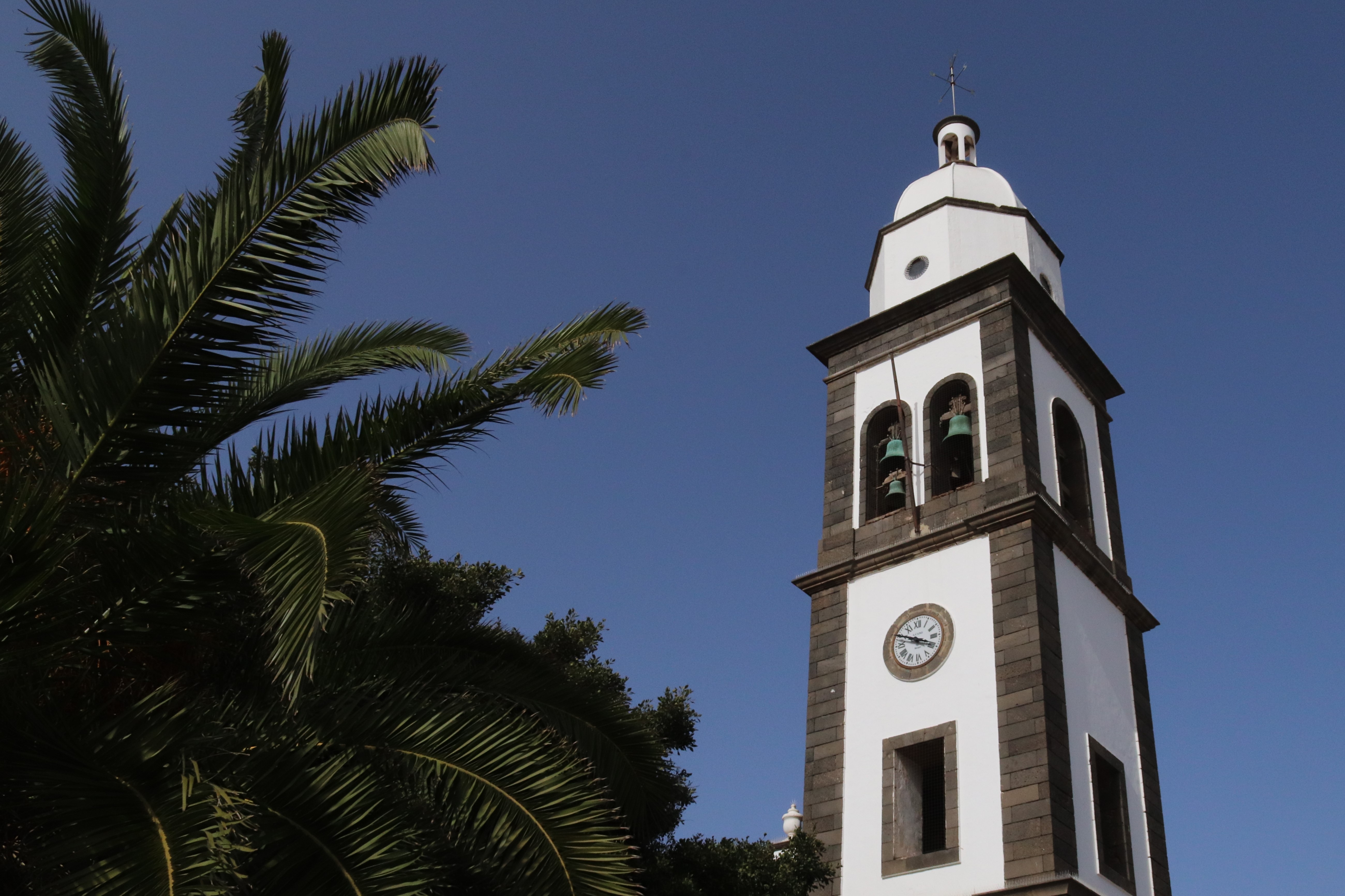 Iglesia de San GinÃ©s by a palm tree