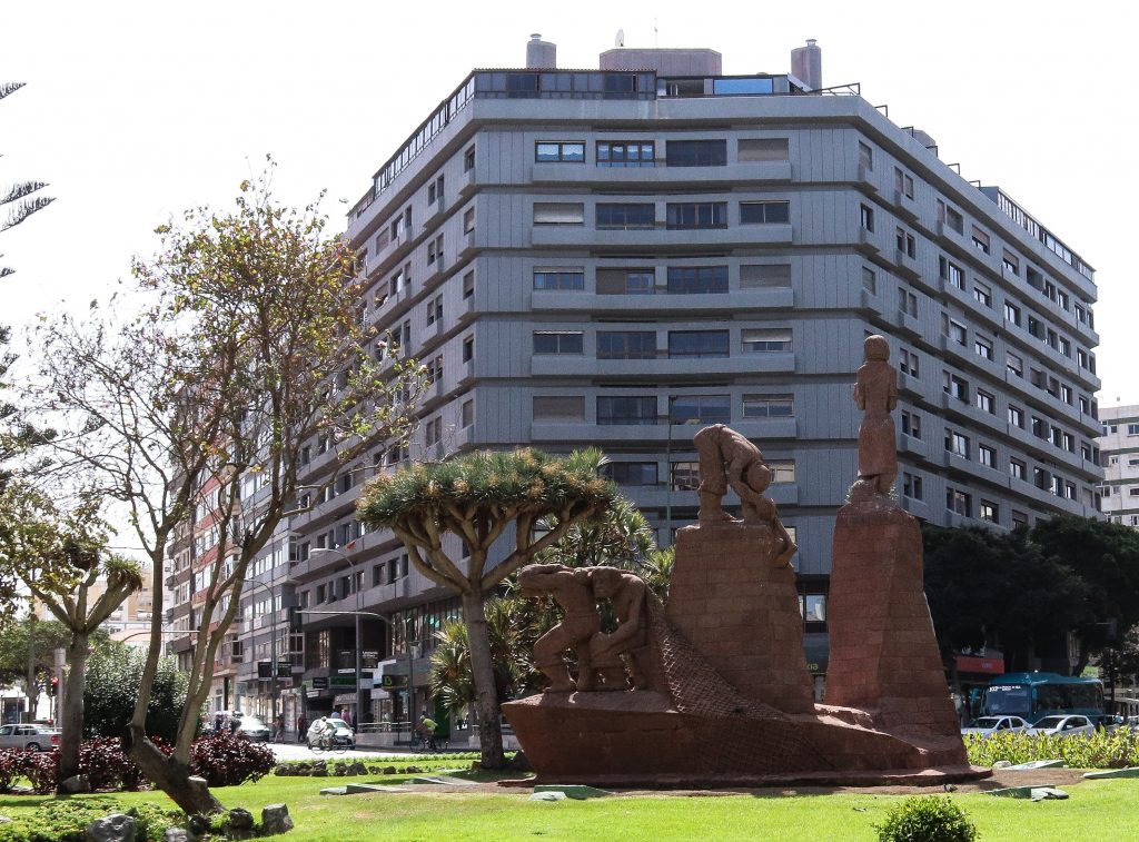 A momunment commemortating the 500th anniversary of Las Palmas in the Plaza de EspaÃ±a